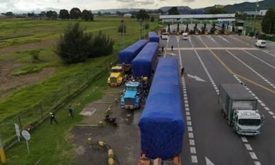 los tractocamiones que transportan los primeros vagones ya están en la entrada de la capital y esperan para la orden para ingresar