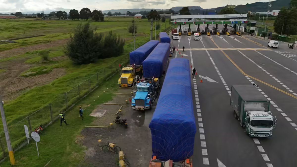 los tractocamiones que transportan los primeros vagones ya están en la entrada de la capital y esperan para la orden para ingresar