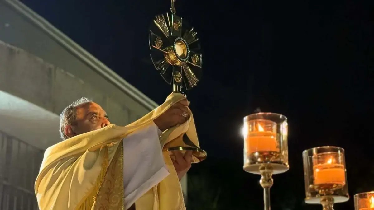 Tras dos Días de Incertidumbre, El Sagrario Desaparecido en Parroquia del Barrio Simón Bolívar en Barranquilla Fue Hallado en La Basura del Templo
