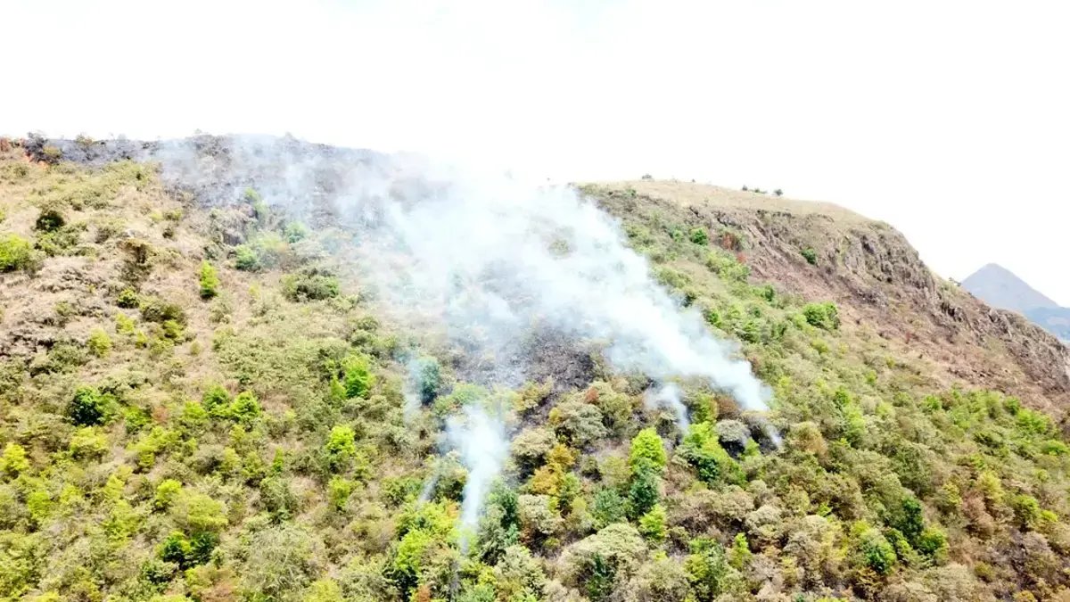 Bomberos Trabajan para controlar la emergencia