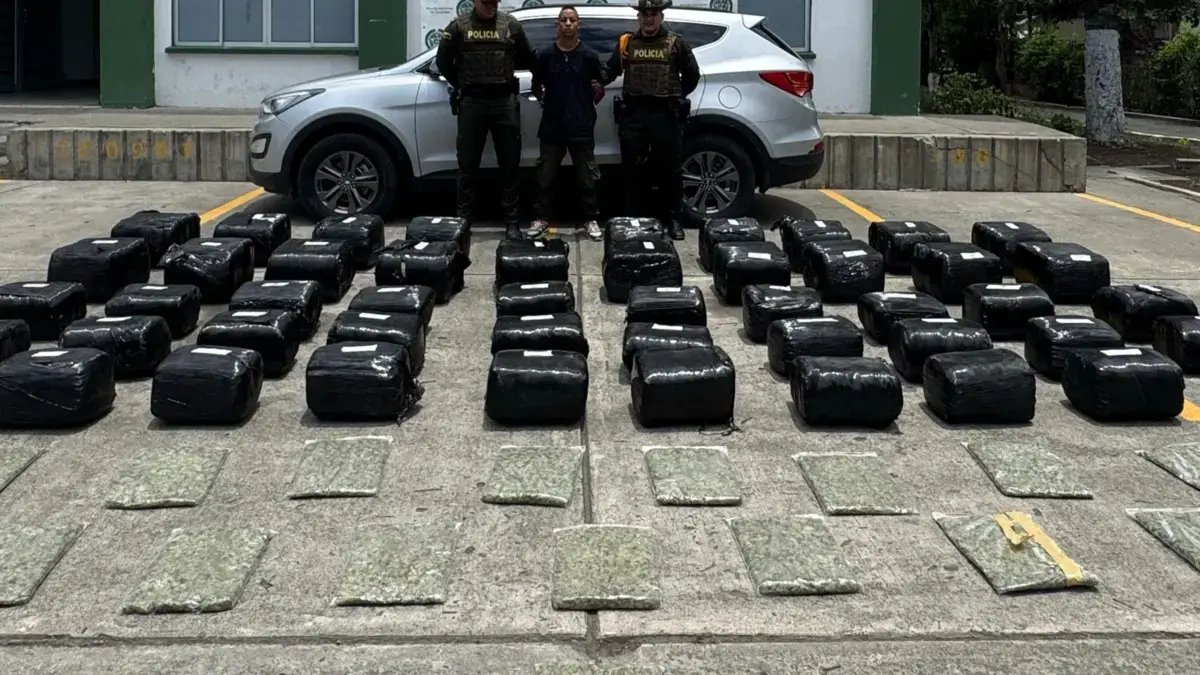 Policía Capturó A Dos Personas; Una era una Mujer con 13,5 kilos en la Maleta