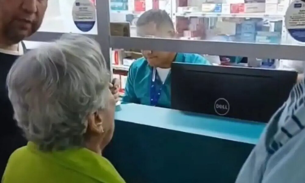 Abuela Grita 'Asesinos' en dispensario de Famisanar Eps y Nueva EPS, Intervenidas por Gobierno Petro, Tras Negarle Sus Medicamentos