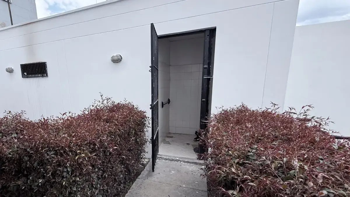 Esta es la Celda de la Estación de Policía de Funza Donde Hubo Un incendio por el que Han Muerto Sieto reclusos y OTROS CINCO ESTÁN ESTADO CRÍTICO