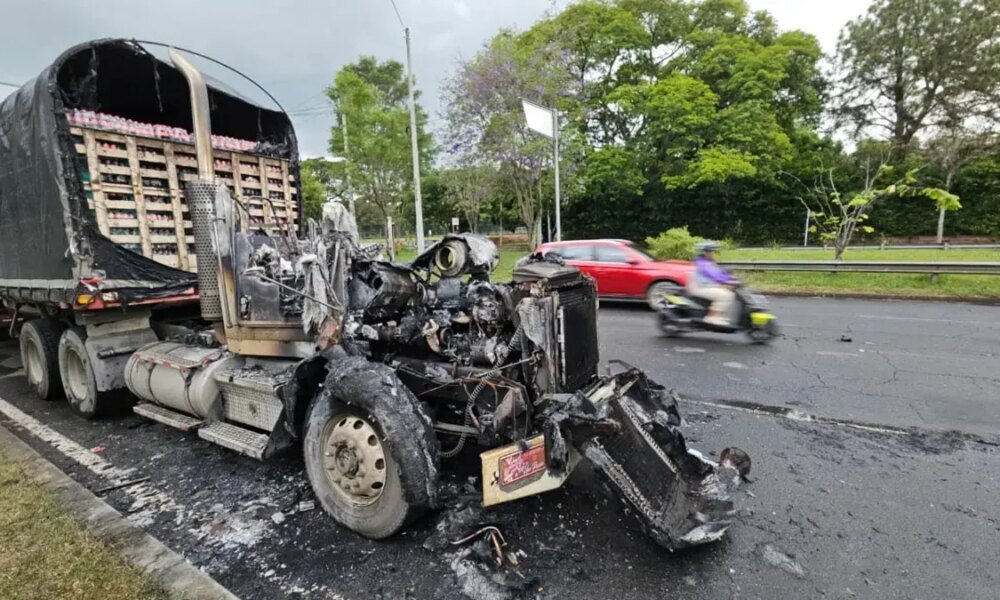 Hasta $ 50 Millones por Los Responsables de Quemar Dos Tractomulas y HOIivar una MOTOCLETA DE UN AGENTE DE TRÁNSITO DURANTE ENTRAJE EN UNIVALLE