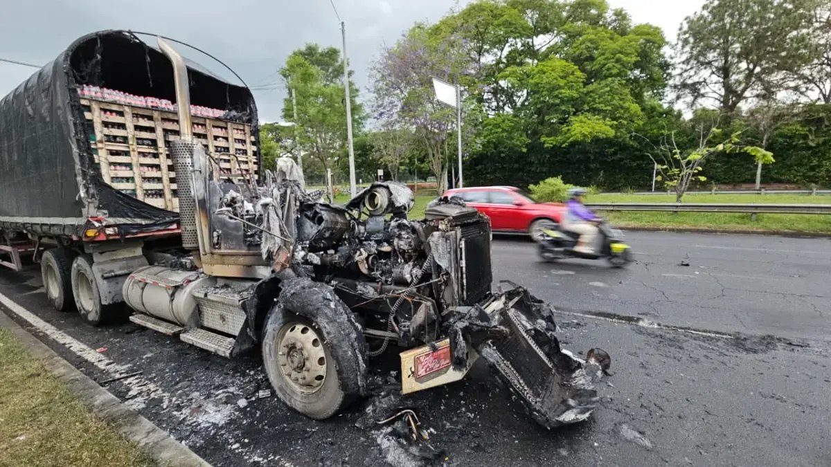 Hasta $ 50 Millones por Los Responsables de Quemar Dos Tractomulas y HOIivar una MOTOCLETA DE UN AGENTE DE TRÁNSITO DURANTE ENTRAJE EN UNIVALLE