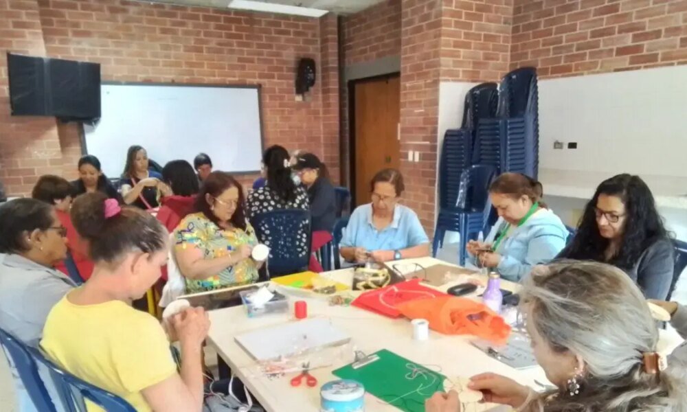 Mujeres en bogotá se convierten en EmpRendoras Gracias al 'Círculo de Mujeres' de la Fundación Fe y Alegría