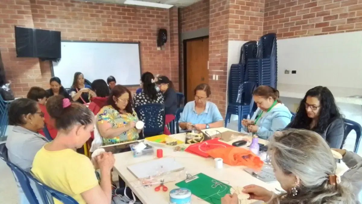 Mujeres en bogotá se convierten en EmpRendoras Gracias al 'Círculo de Mujeres' de la Fundación Fe y Alegría