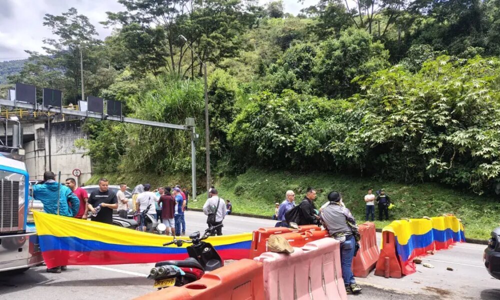 SE Registro Bloqueos en la Vía al Llano; Eros Son Los Puntos Afectados