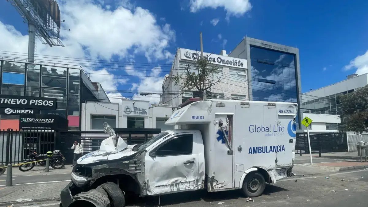 Tumba accidente entre ambulancia y tractocamión en la calle 100 con autopista norte en bogotá