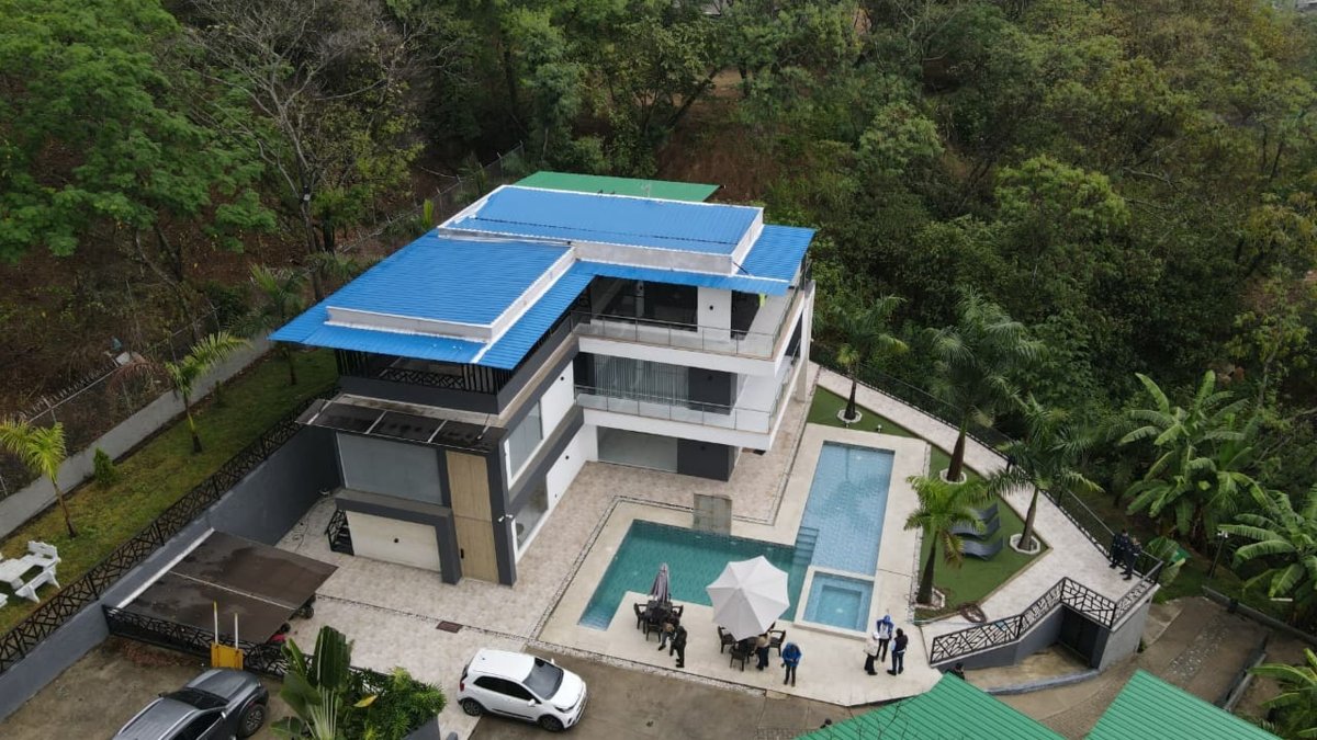 Esta es la Orden de la Alcaldía Sobre Futuro de Edificación Con Piscina y Jacuzzi