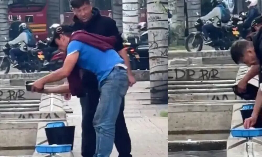 Denuncian que dos Hombres Lavaron Pechugas de Pollo en El Canal San Francisco, en el Centro de Bogotá