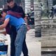 Denuncian que dos Hombres Lavaron Pechugas de Pollo en El Canal San Francisco, en el Centro de Bogotá