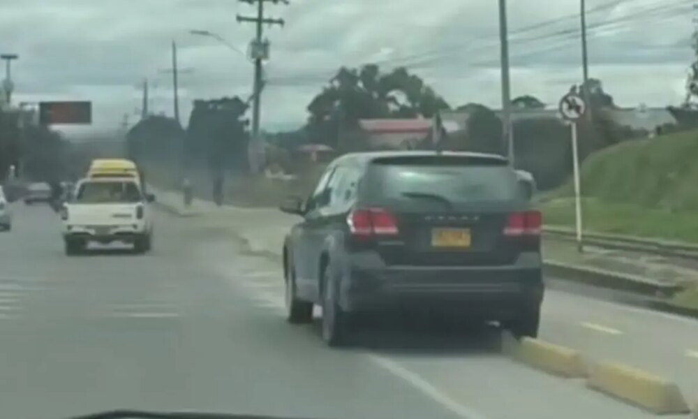 Director Perdió el Control de Su Vehículo en la Vía Cajicá - Bogotá y Generó Pánico Ent