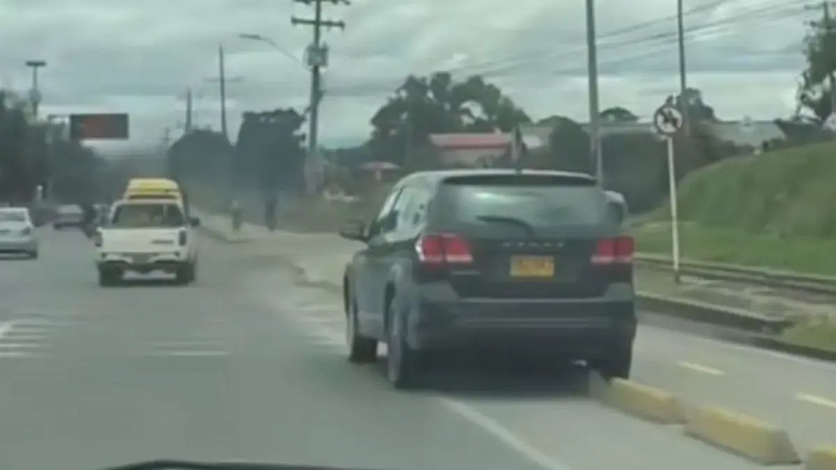 Director Perdió el Control de Su Vehículo en la Vía Cajicá - Bogotá y Generó Pánico Ent