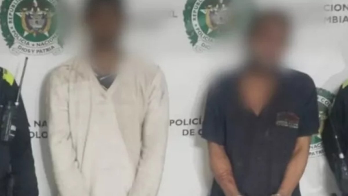 Ladrones que intentaron robar una casa en bogotá se Cayeron del Techo y Terminaron Encerrados en la propiDad