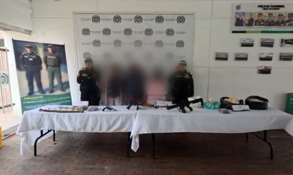 Cayó rojo que escondía fusiles de Guerra y millas de dosis de cocaína en bogotá