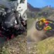 DOS MOTOCICLISTAS SUFRIERON GRAVE accidente en la Vía Bogotá-Villeta: Salieron Volando Tras Bocar Contra Un Camión