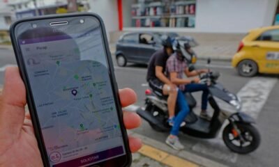 Usan cascos que tienen sustancias para drogar a sus víctimas.