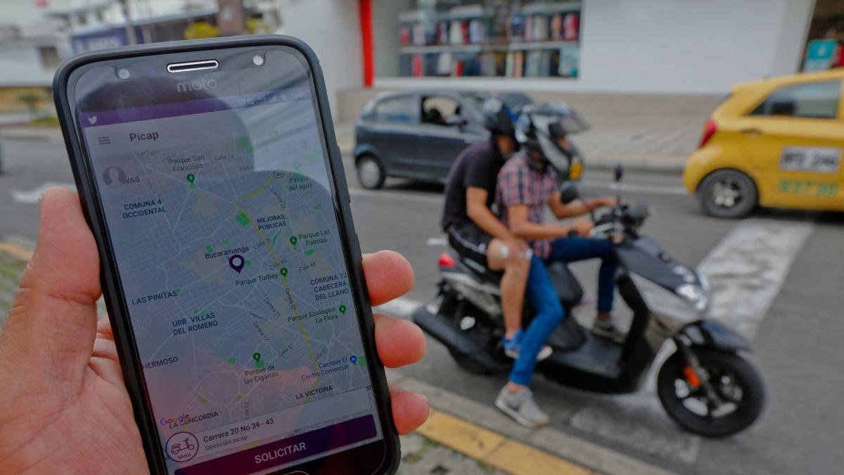 Usan cascos que tienen sustancias para drogar a sus víctimas.