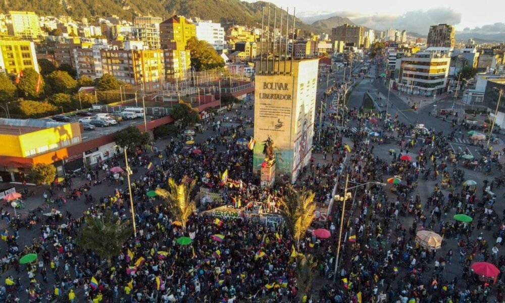 Sindicatos de maestros y trabajadores convocan a marchas el 14 de octubre en Bogotá: vías afectadas