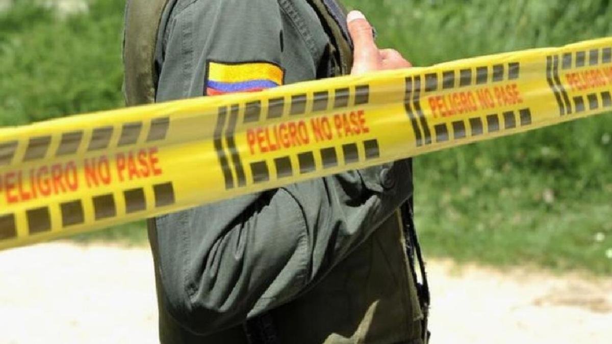encuentran una cabeza humana en un termo abandonado en la calle, la policía revela detalles escabrosos