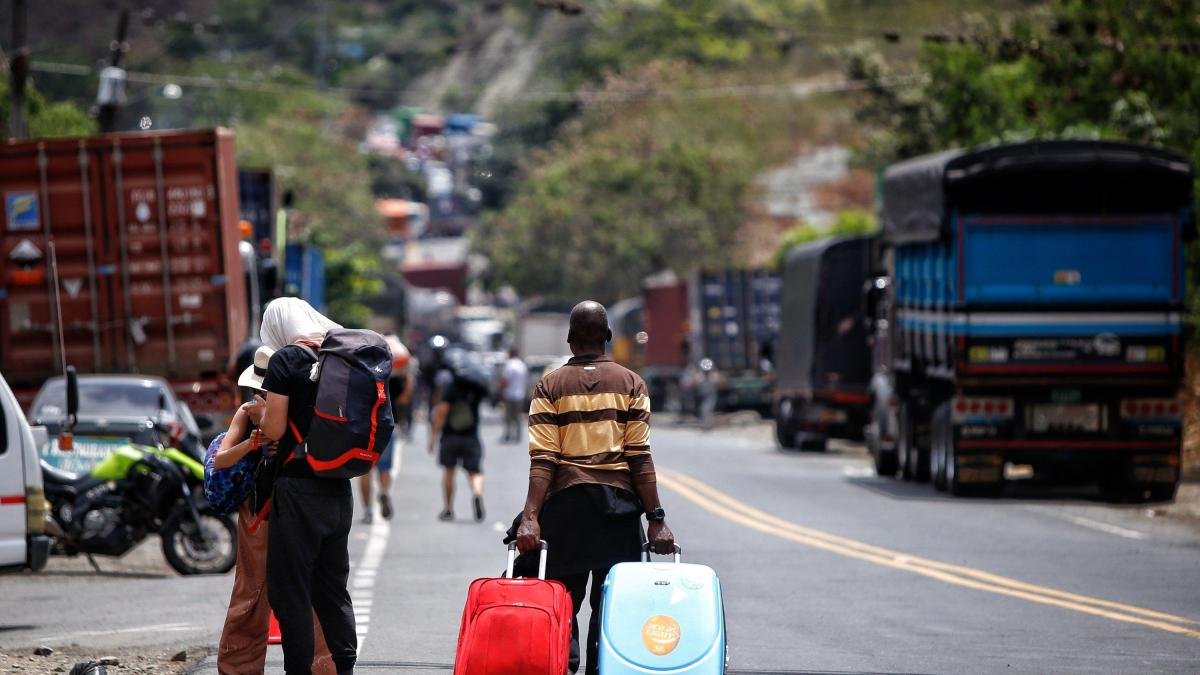 Bloqueo de comunidades en la vía de Cali a Buenaventura, en el Valle, se suma a la parálisis en la carretera Panamericana, en el sur del Cauca.