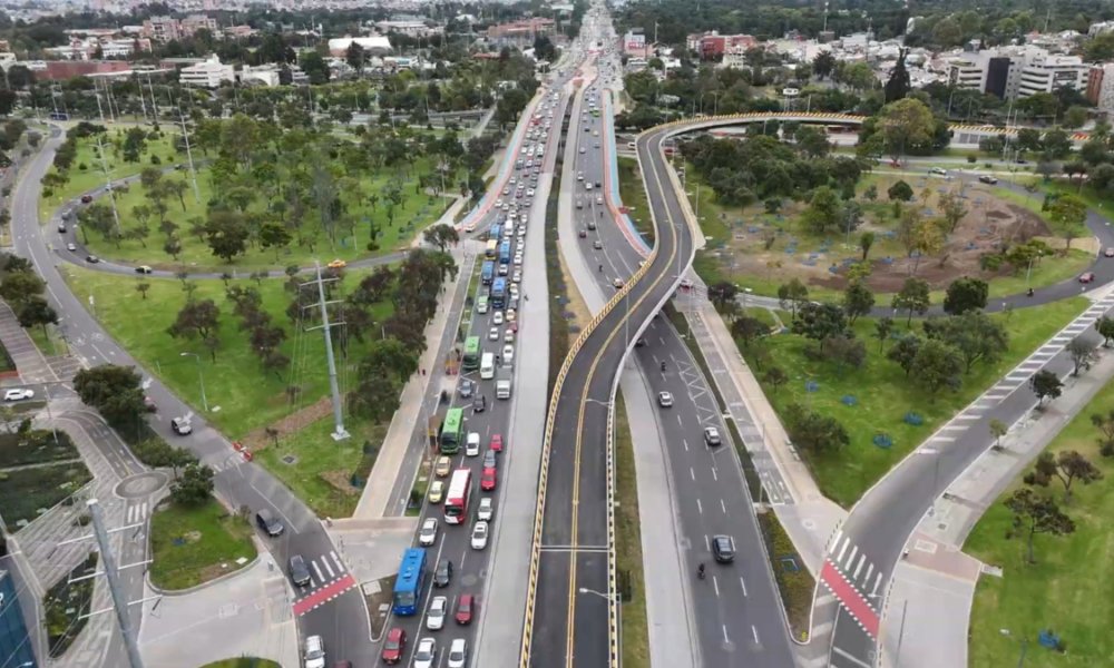 El Puente Curvo de la Avenida 68 Con Calle 26 en Bogotá Está LiCo y en un mes Será Entregado