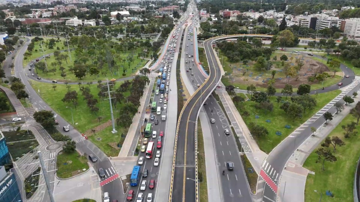 El Puente Curvo de la Avenida 68 Con Calle 26 en Bogotá Está LiCo y en un mes Será Entregado