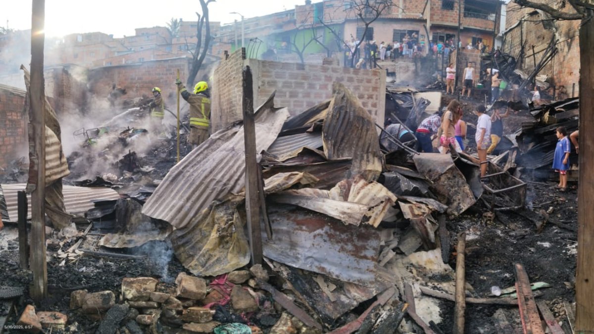 Fuerte Incendio en Bucaramanga acabó con más de 20 casas, dejó dos heridos y una persona desaparecida: en im ágenes, así quedaron los inmuebles