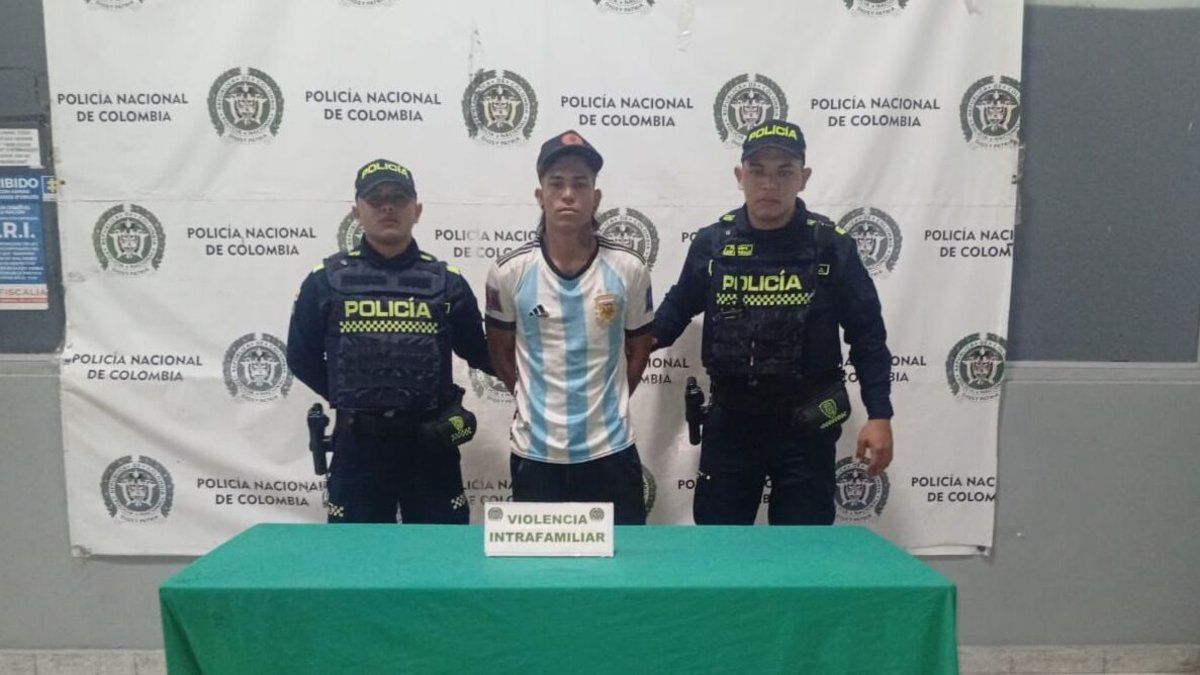 La violenta agresión que sufrió en Barranquilla una mujer por no entregar un celular a su pareja; el hombre fue capturado por intentar asfixiarla