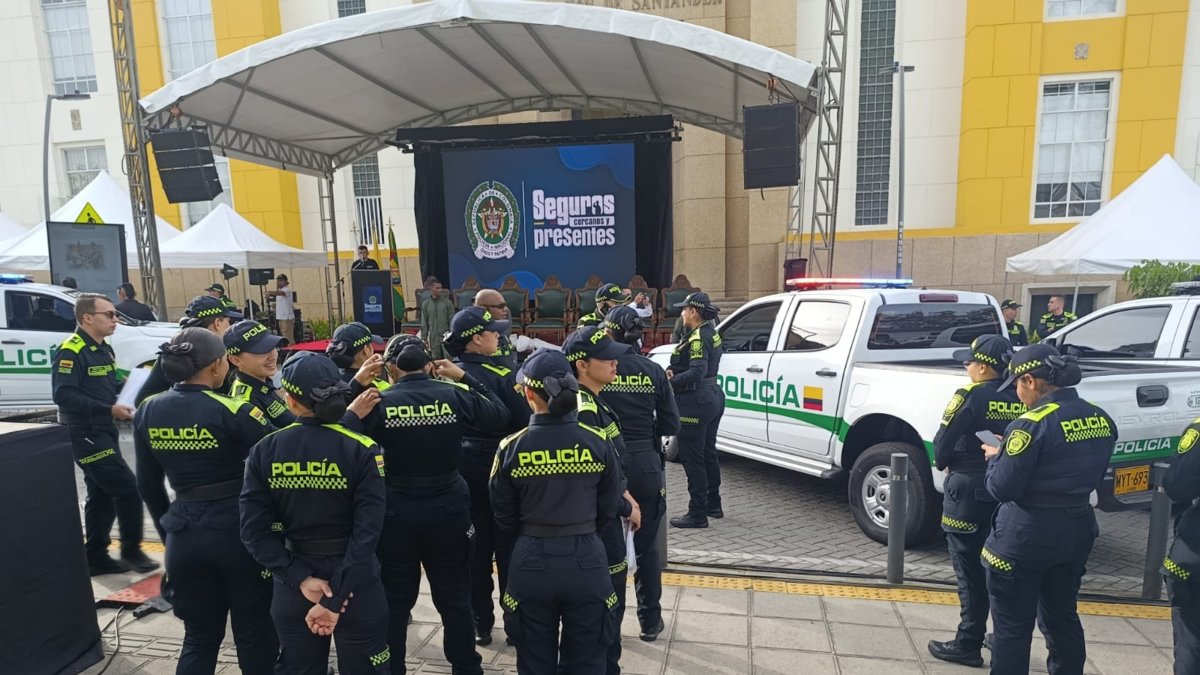 Fortalecen seguridad en Santander con dotación de nuevas camionetas para policías y el Ejército en 13 municipios de la región