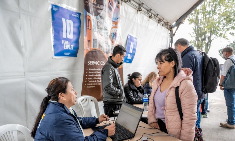 Bogotá refuerza estrategias para reducir el desempleo juvenil y mejorar la inserción laboral de mayores de 50 años