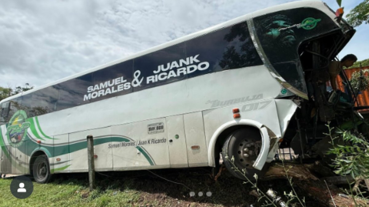 Susto en la vía: autobús de Samuel Morales y Juank Ricardo se accidenta en el municipio de San Alberto