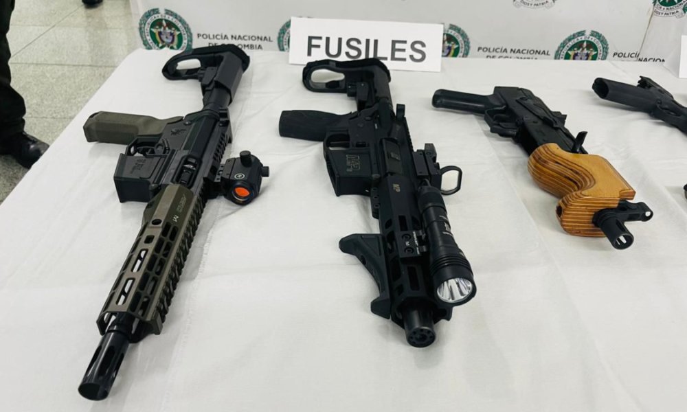 Cae arsenal con fusiles que venía en una maleta de un vuelo que aterrizó en el aeropuerto Alfonso Bonilla Aragón, en el Valle del Cauca.