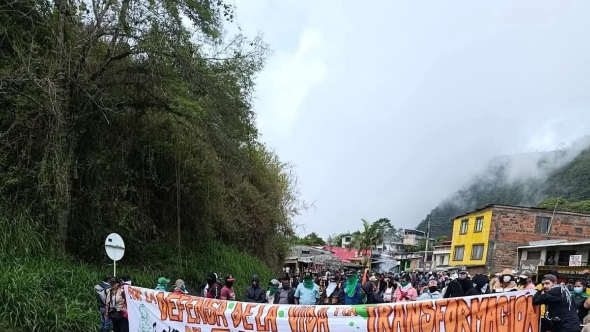 Campesinos, indígenas y afros bloquean la vía Panamericana: la protesta se realiza en la zona de Rosas; ¿Qué están clamando al Gobierno Nacional?