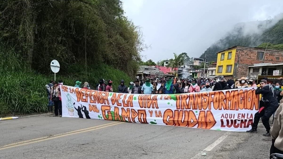 Gremios lanzan alertas tras dos días de bloqueos en la vía Panamericana, en Cauca; el paso a Buenaventura sigue cerrado en Valle