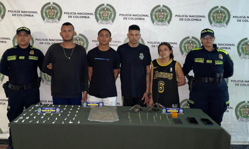 Capturan a ocho presuntos miembros de 'Los Costeños' y 'Los Pepes' por extorsión, tráfico de drogas y porte ilegal de armas en Barranquilla y Soledad.