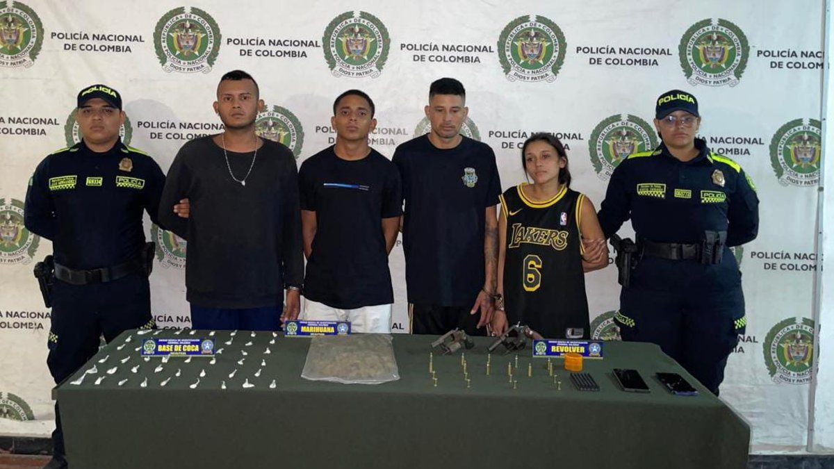 Capturan a ocho presuntos miembros de 'Los Costeños' y 'Los Pepes' por extorsión, tráfico de drogas y porte ilegal de armas en Barranquilla y Soledad.