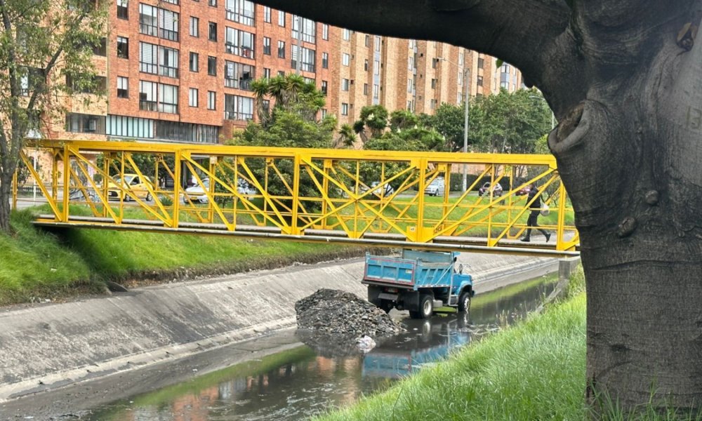 Volqueta ingresó a canal en el norte de Bogotá y fue captada descargando toneladas de escombros
