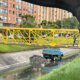 Volqueta ingresó a canal en el norte de Bogotá y fue captada descargando toneladas de escombros