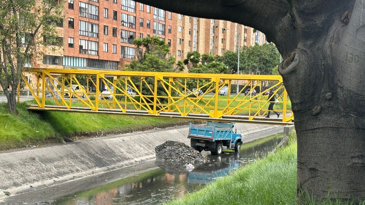 Volqueta ingresó a canal en el norte de Bogotá y fue captada descargando toneladas de escombros