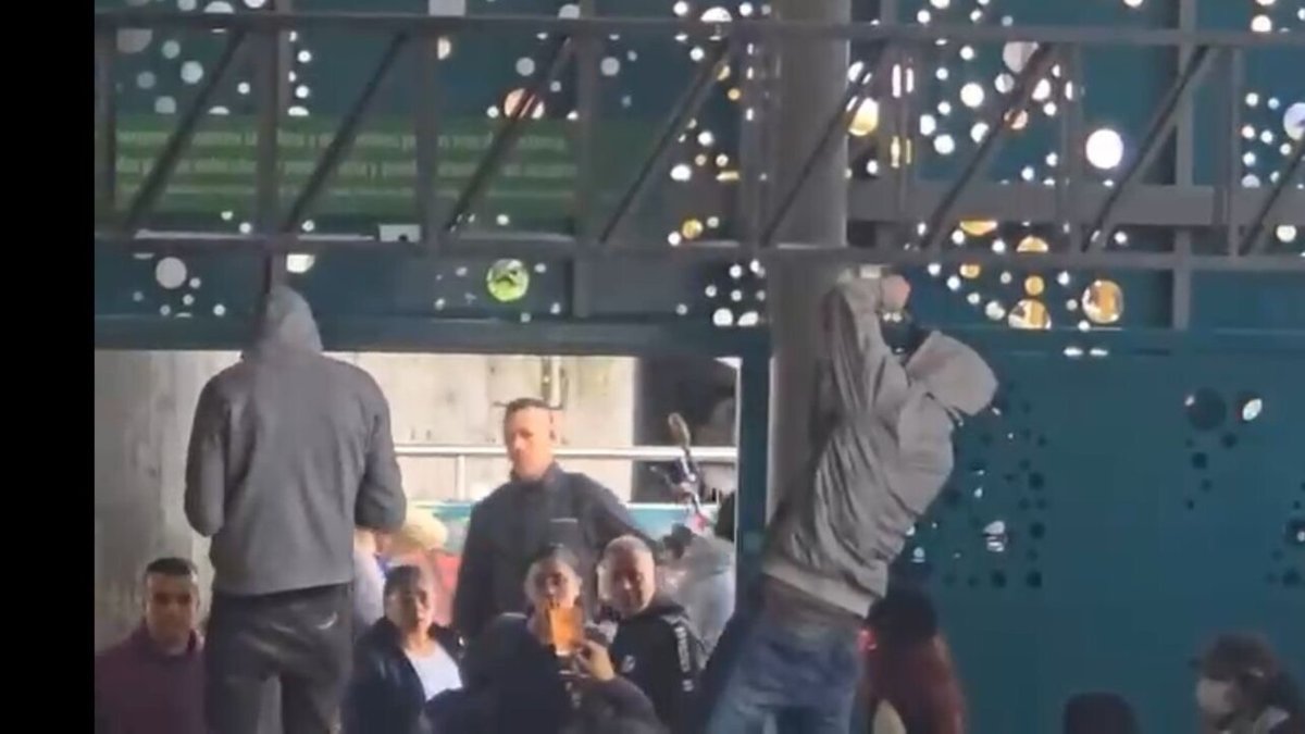 Afectaciones en la estación 20 de Julio por presencia de encapuchados que llaman a no pagar el pasaje