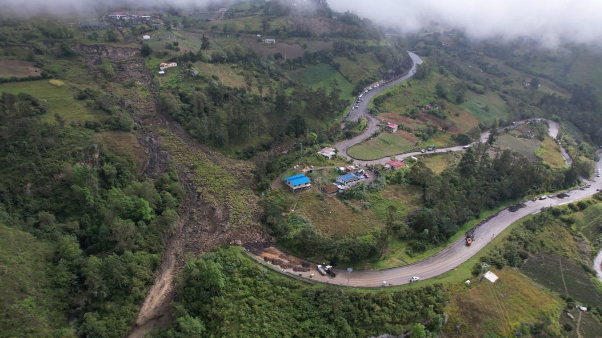 Gobierno destina recursos para atender remoción en masa que afecta a la vía al Llano