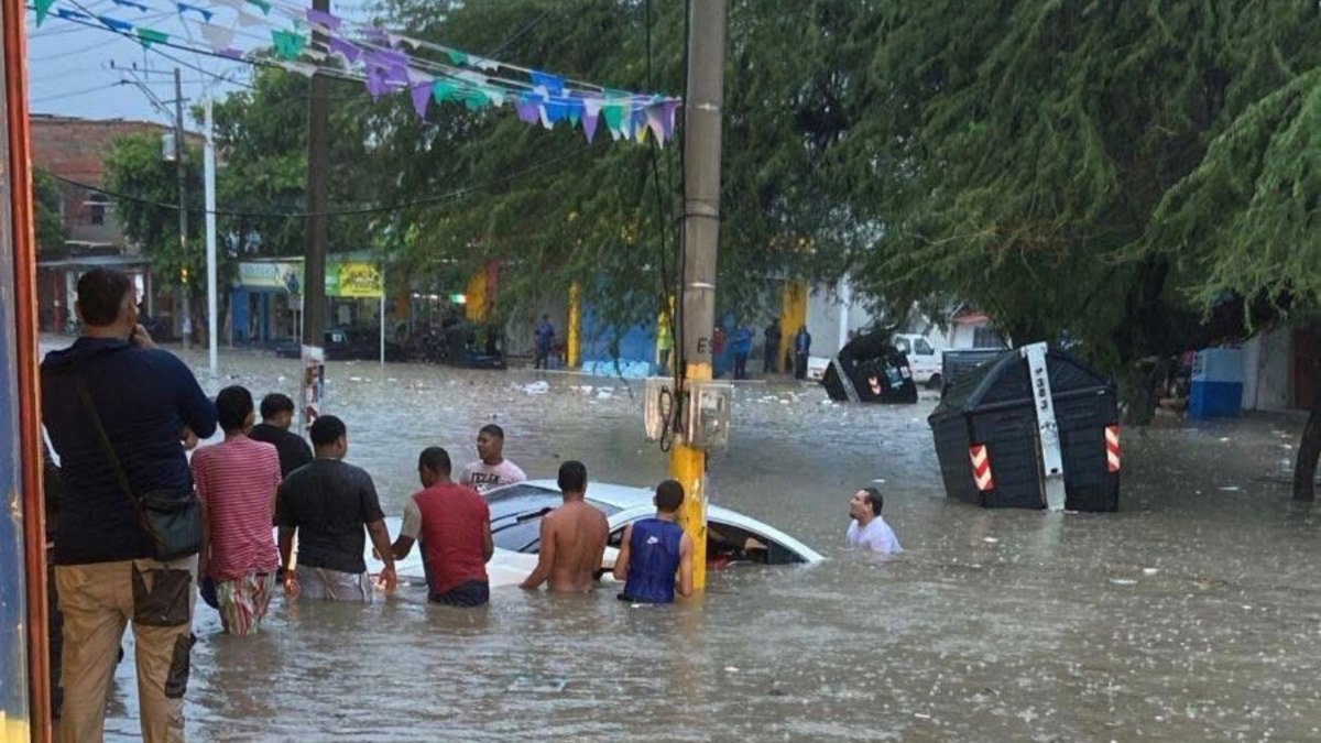 dos muertos en medio de un aguacero de más de tres horas y alerta naranja deja el invierno en la ciudad