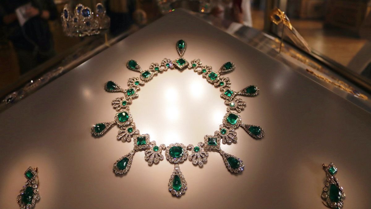 Las 32 esmeraldas colombianas de Muzo, Boyacá, un collar icónico fue una de las tantas joyas robadas en el Museo del Louvre, en París: su historia