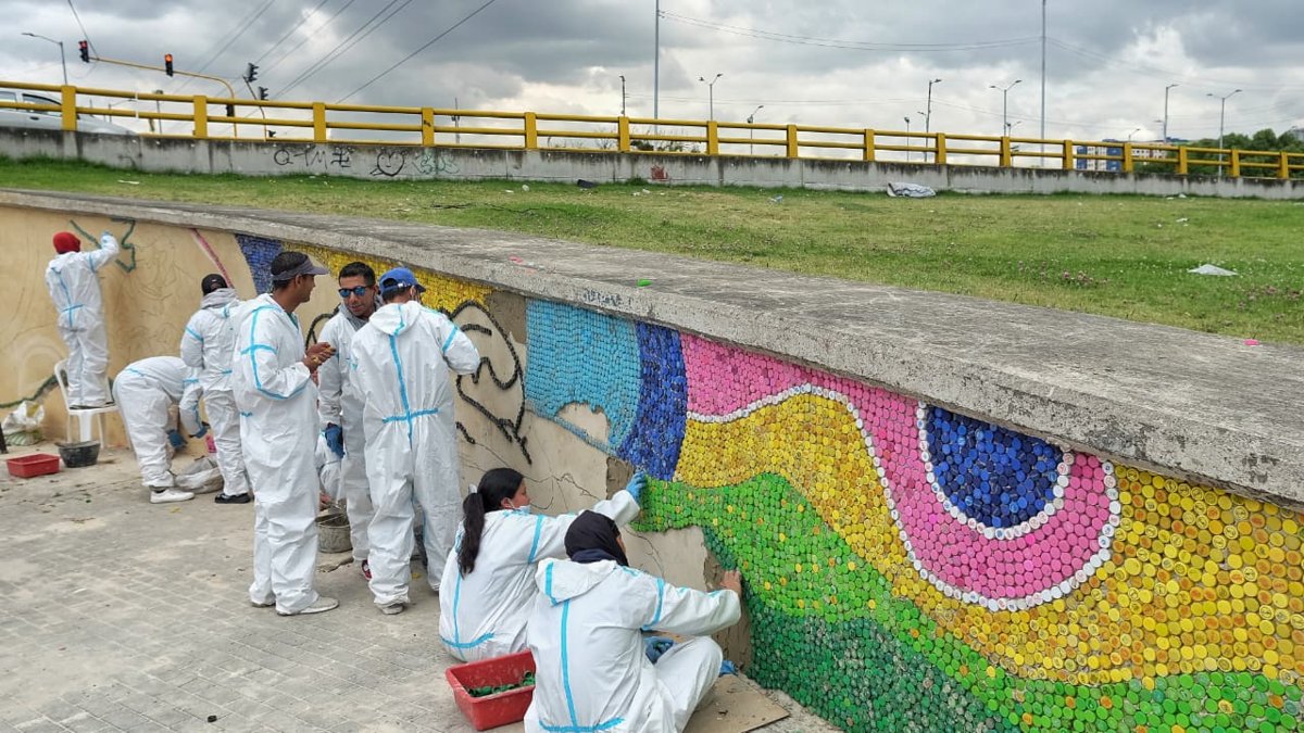 Con mural exhabitantes de calle transforman la estación Bicentenario en Bogotá