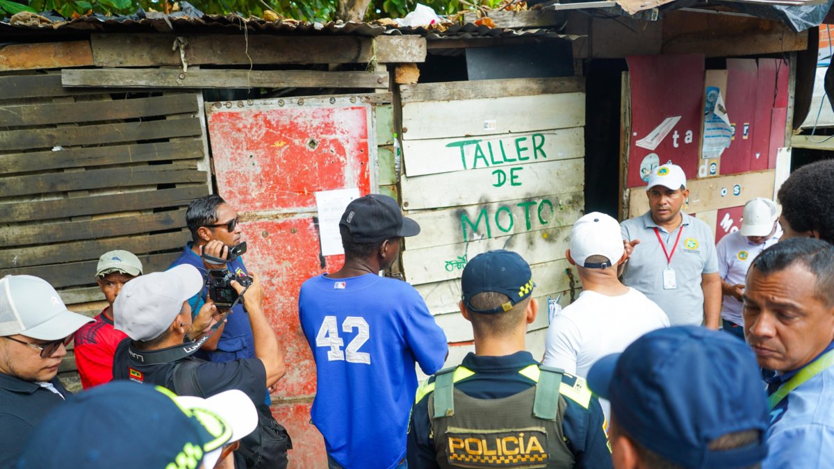 Distrito recupera predio en Chambacú con acompañamiento del ESMAD para poner fin a talleres, cantinas y llanterías