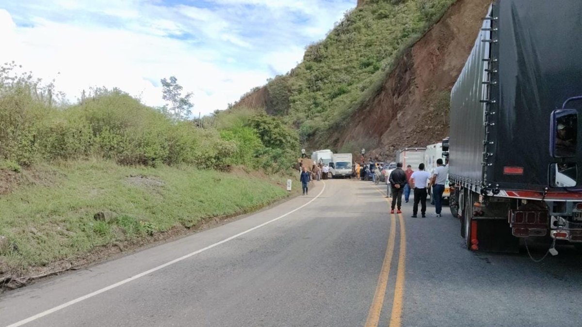 Autoridades cerraron la vía Panamericana entre Pasto y Popayán, por la caída de gigantescas piedras a causa de la fuerte ola invernal.