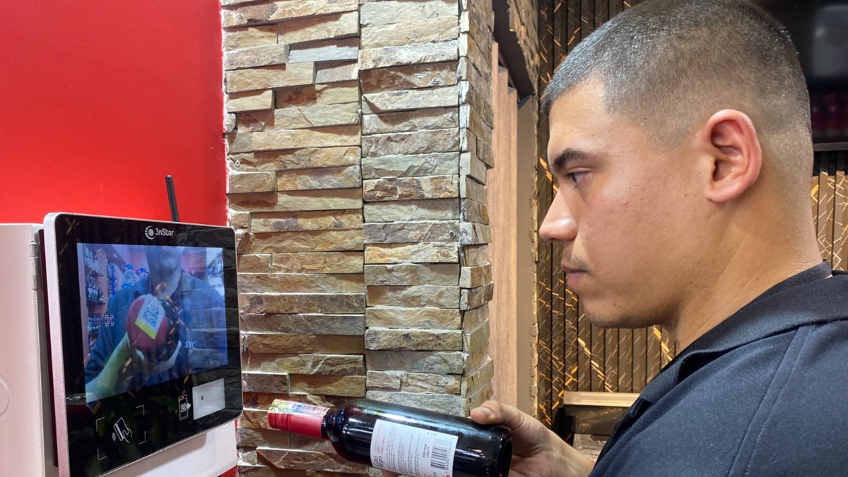 Avanza plan piloto para poner QR en distribuidoras de licor para verificar su legalidad y evitar un 'trago amargo' para la salud del Valle del Cauca