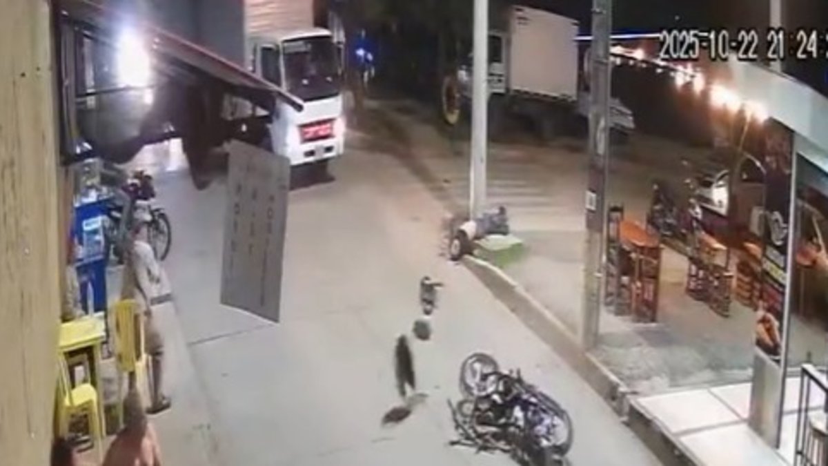 Video muestra accidente fatal de joven en motocicleta que chocó fuertemente contra camión y poste en una curva en una vía de Ibagué